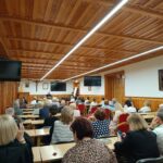 Dyskusja w sali konferencyjnej, Ks. Józef Niżnik, 2026 r.